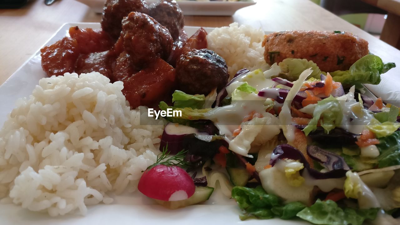 CLOSE-UP OF SALAD AND VEGETABLES IN PLATE