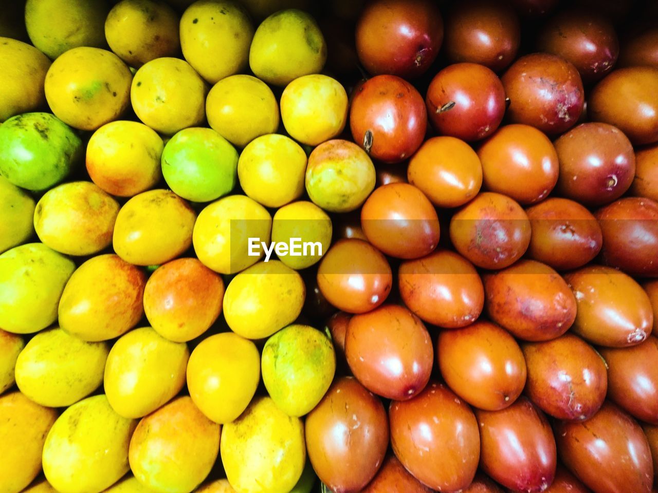 FULL FRAME SHOT OF BANANAS