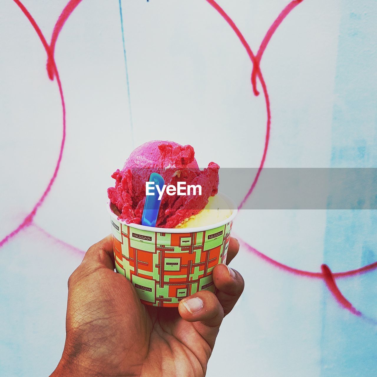 CLOSE-UP OF PERSON HOLDING ICE CREAM