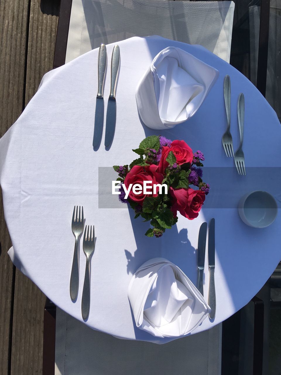 HIGH ANGLE VIEW OF ROSES ON TABLE