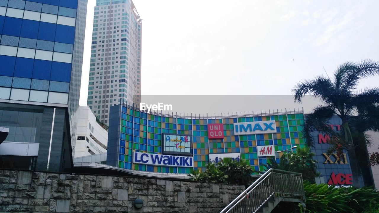 LOW ANGLE VIEW OF MODERN BUILDING AGAINST SKY