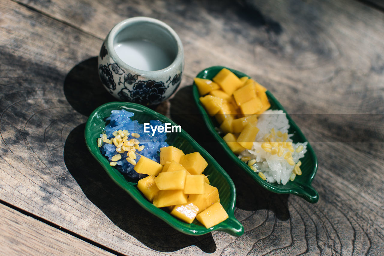 Sticky rice with mango