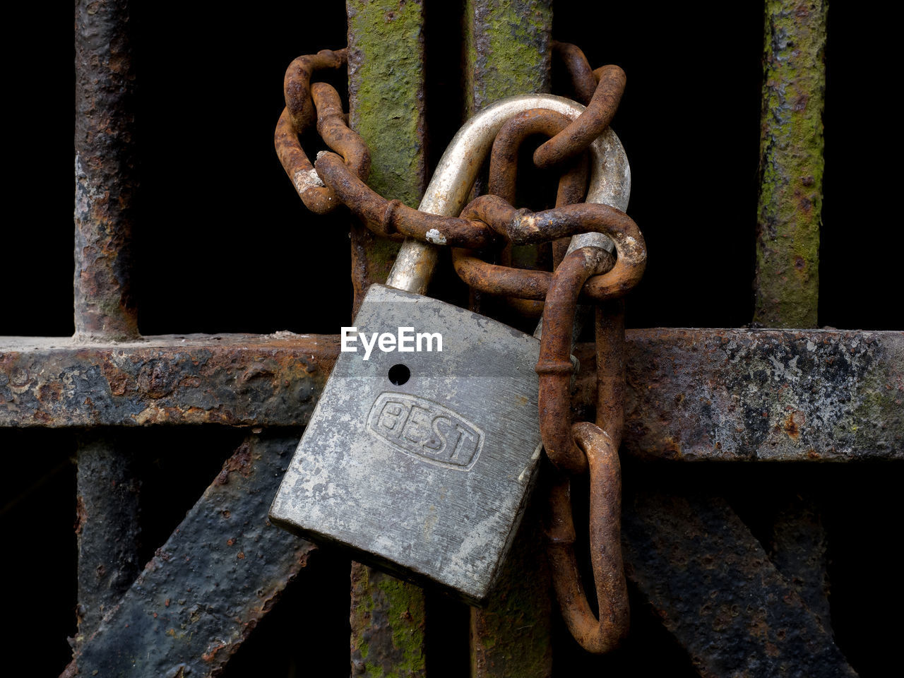 CLOSE-UP OF RUSTY METAL CHAIN