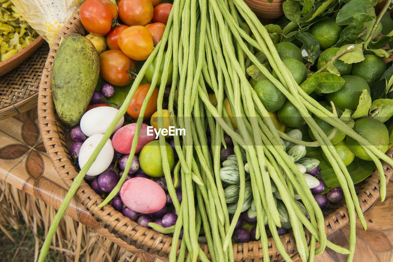 HIGH ANGLE VIEW OF VEGETABLES IN BASKET