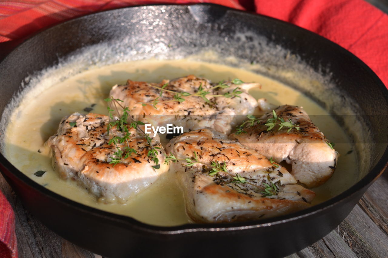 HIGH ANGLE VIEW OF SOUP IN BOWL