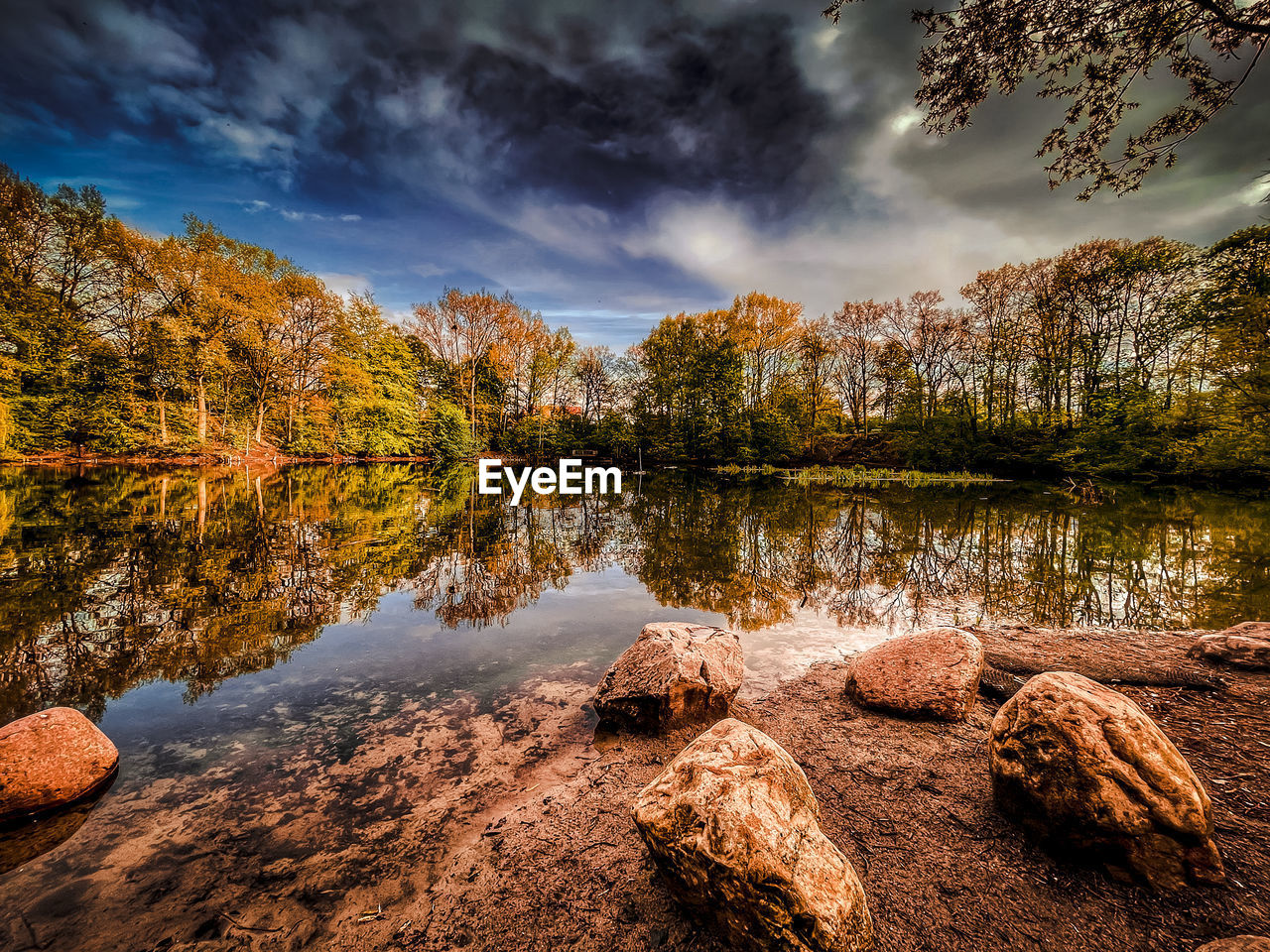 SCENIC VIEW OF LAKE AGAINST SKY DURING AUTUMN