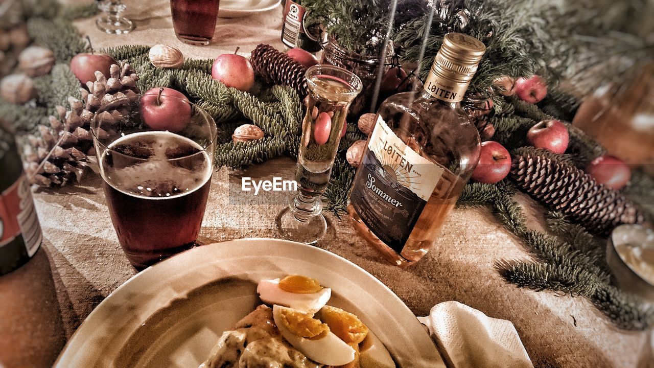 HIGH ANGLE VIEW OF CHRISTMAS TREE ON TABLE