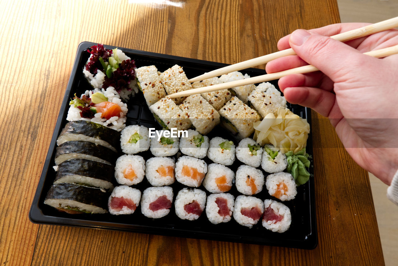 HIGH ANGLE VIEW OF SUSHI SERVED IN TRAY