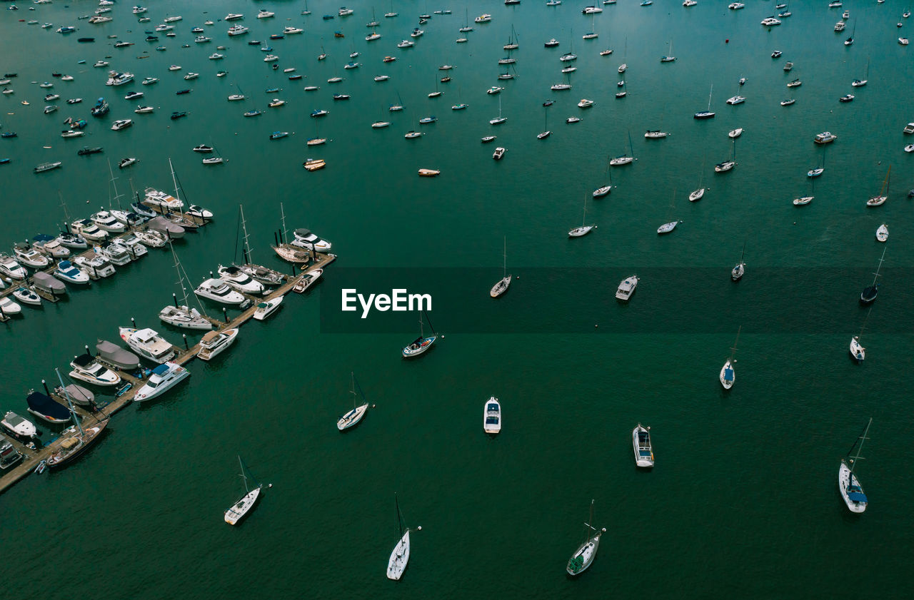 HIGH ANGLE VIEW OF BOATS IN SEA