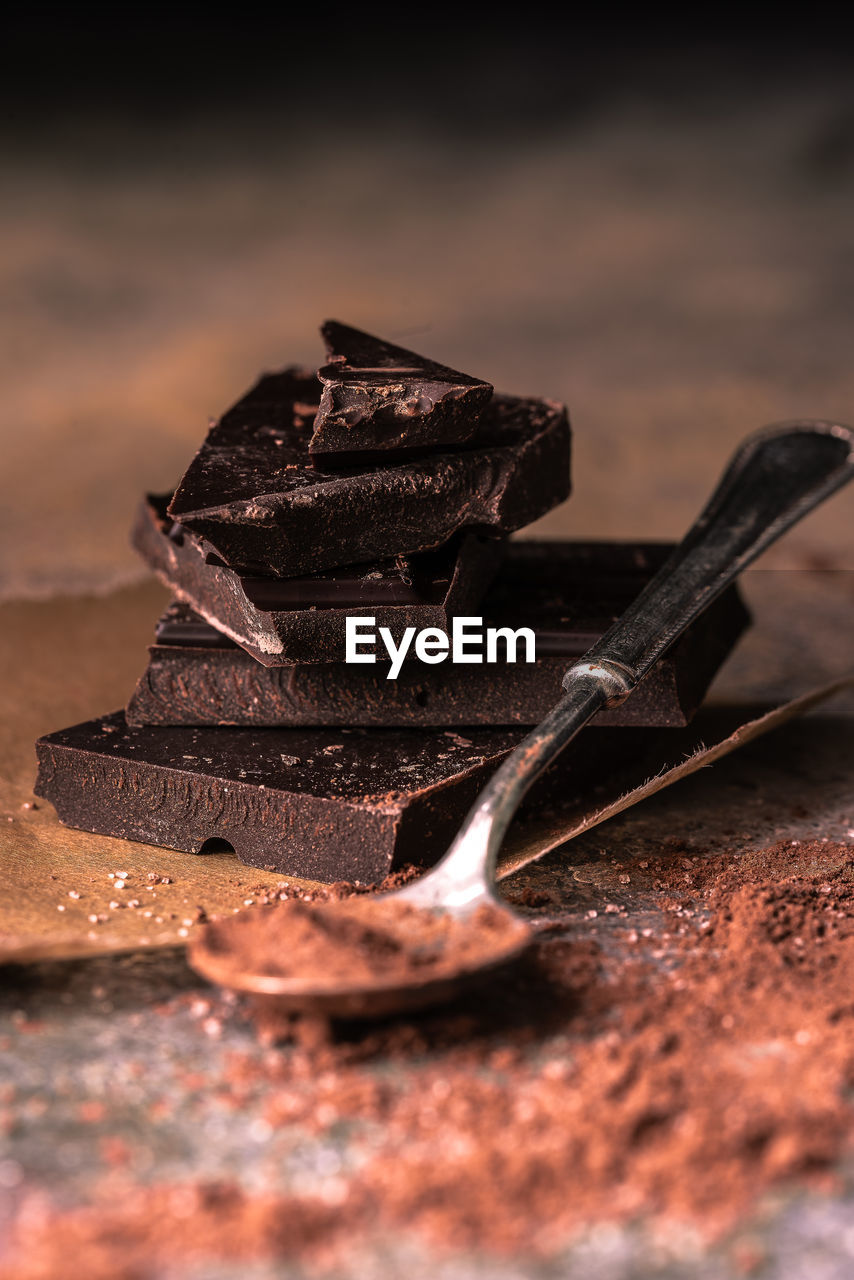 CLOSE-UP OF CHOCOLATE CAKE ON METAL