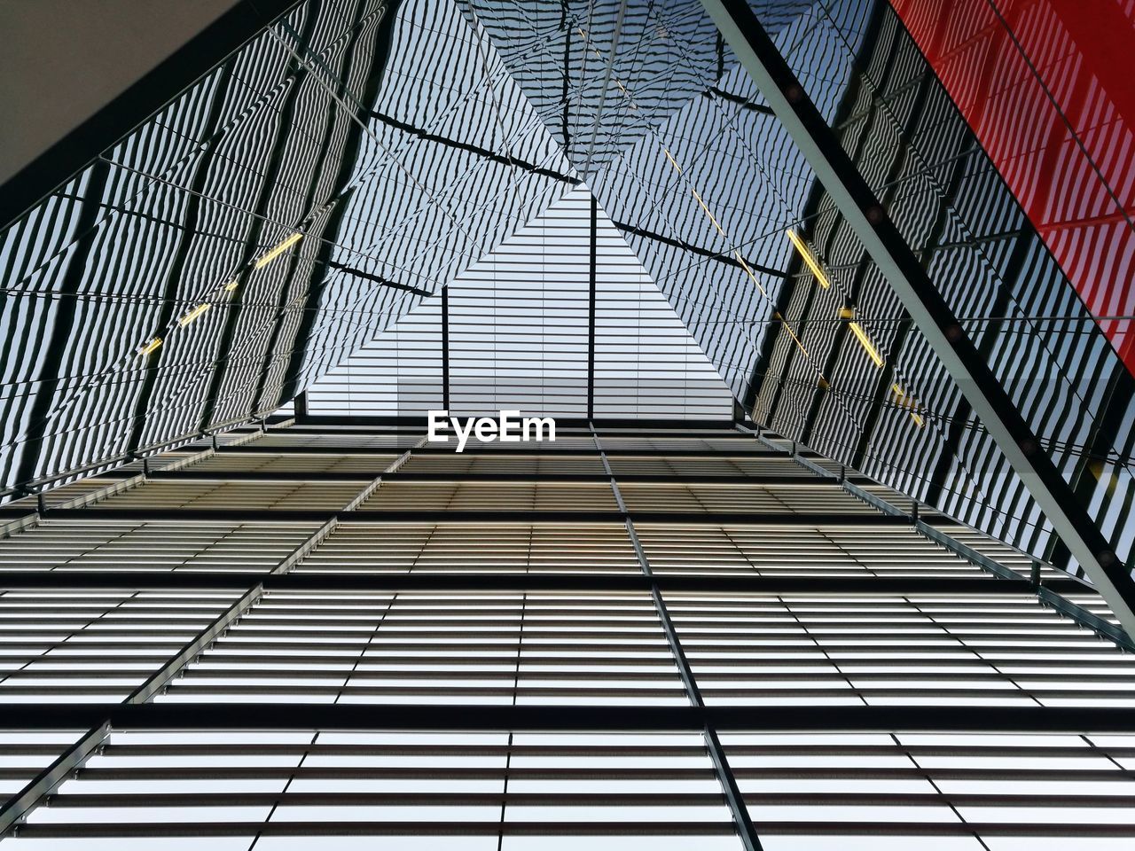 LOW ANGLE VIEW OF MODERN BUILDING AGAINST SKY