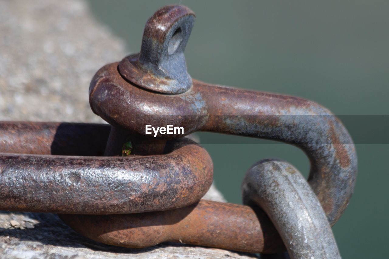 CLOSE-UP OF OLD RUSTY METAL CHAIN