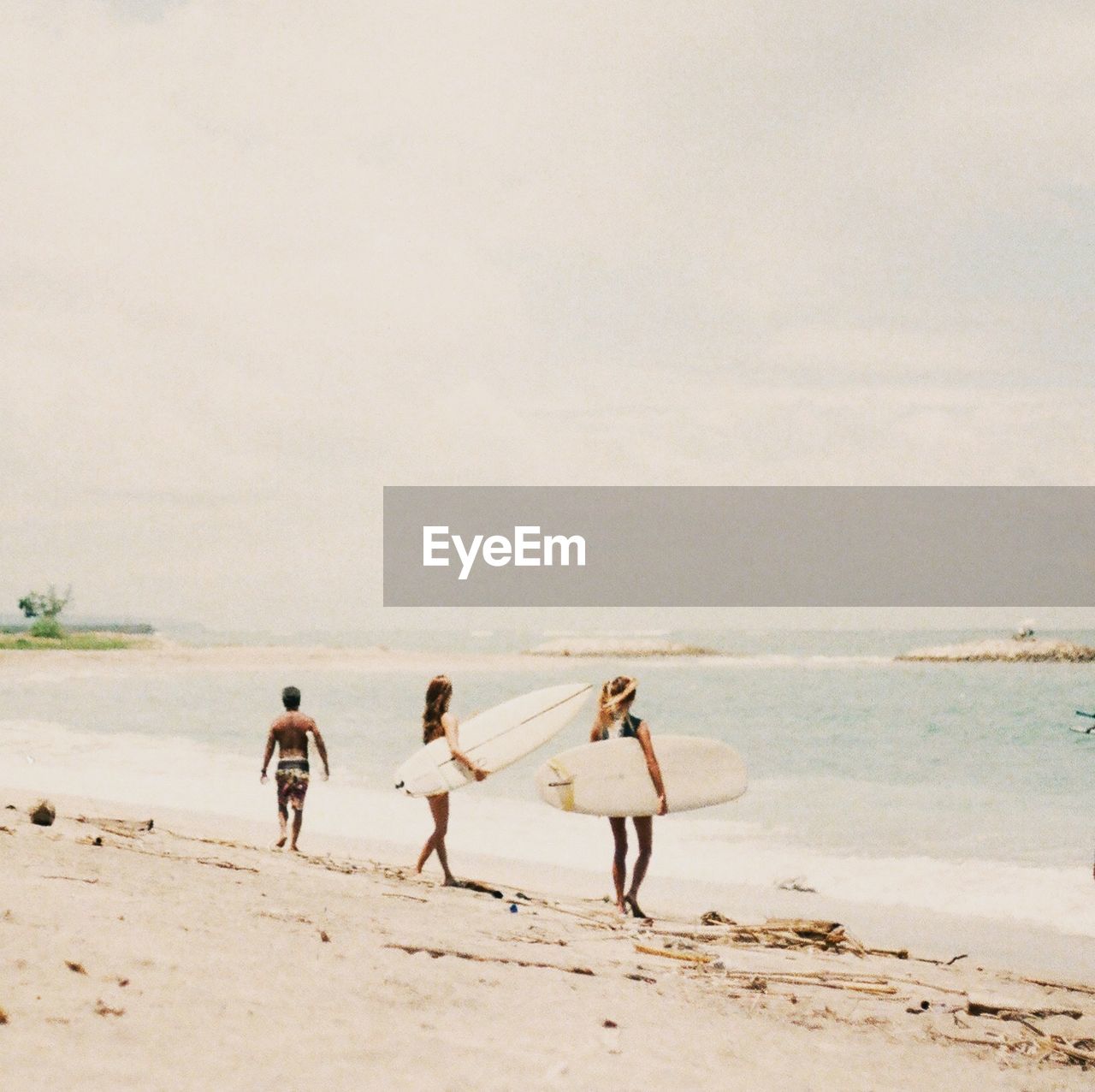 GROUP OF PEOPLE AT BEACH