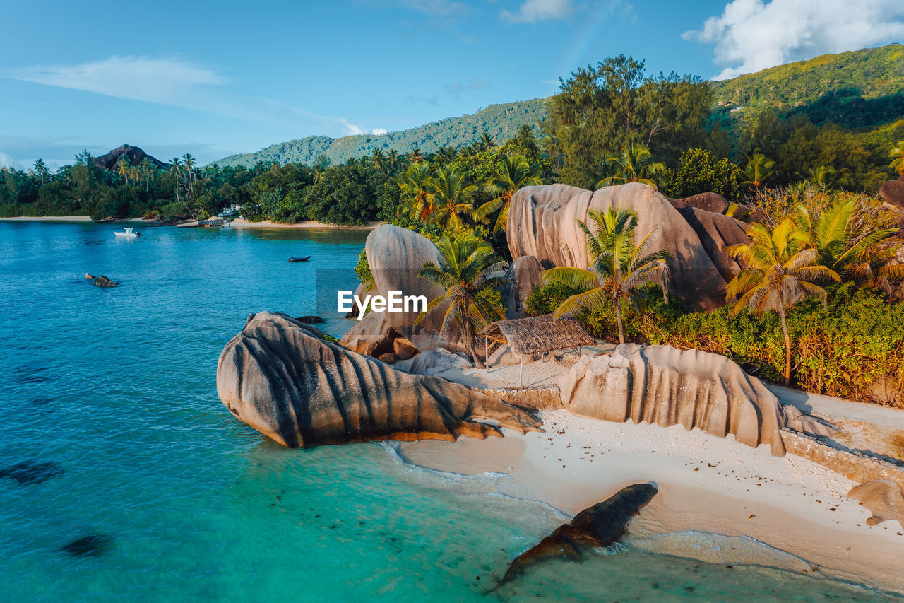 SCENIC VIEW OF SEA AGAINST MOUNTAIN