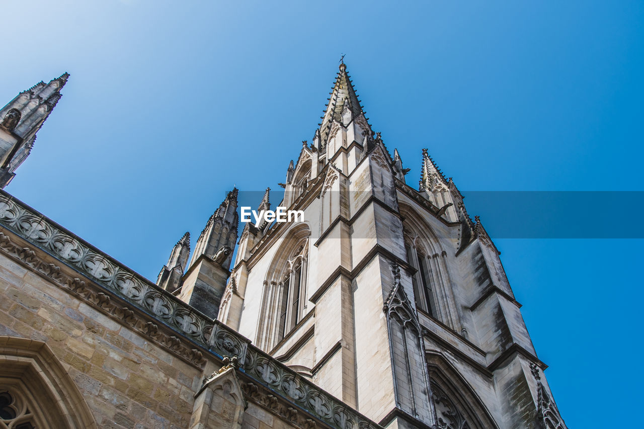 LOW ANGLE VIEW OF HISTORICAL BUILDING AGAINST BLUE SKY