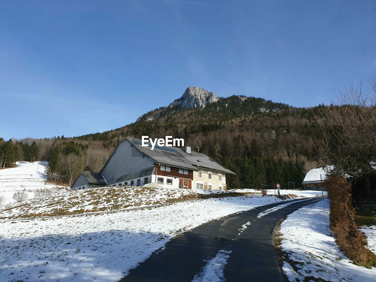 SCENIC VIEW OF SNOWCAPPED MOUNTAIN AGAINST SKY