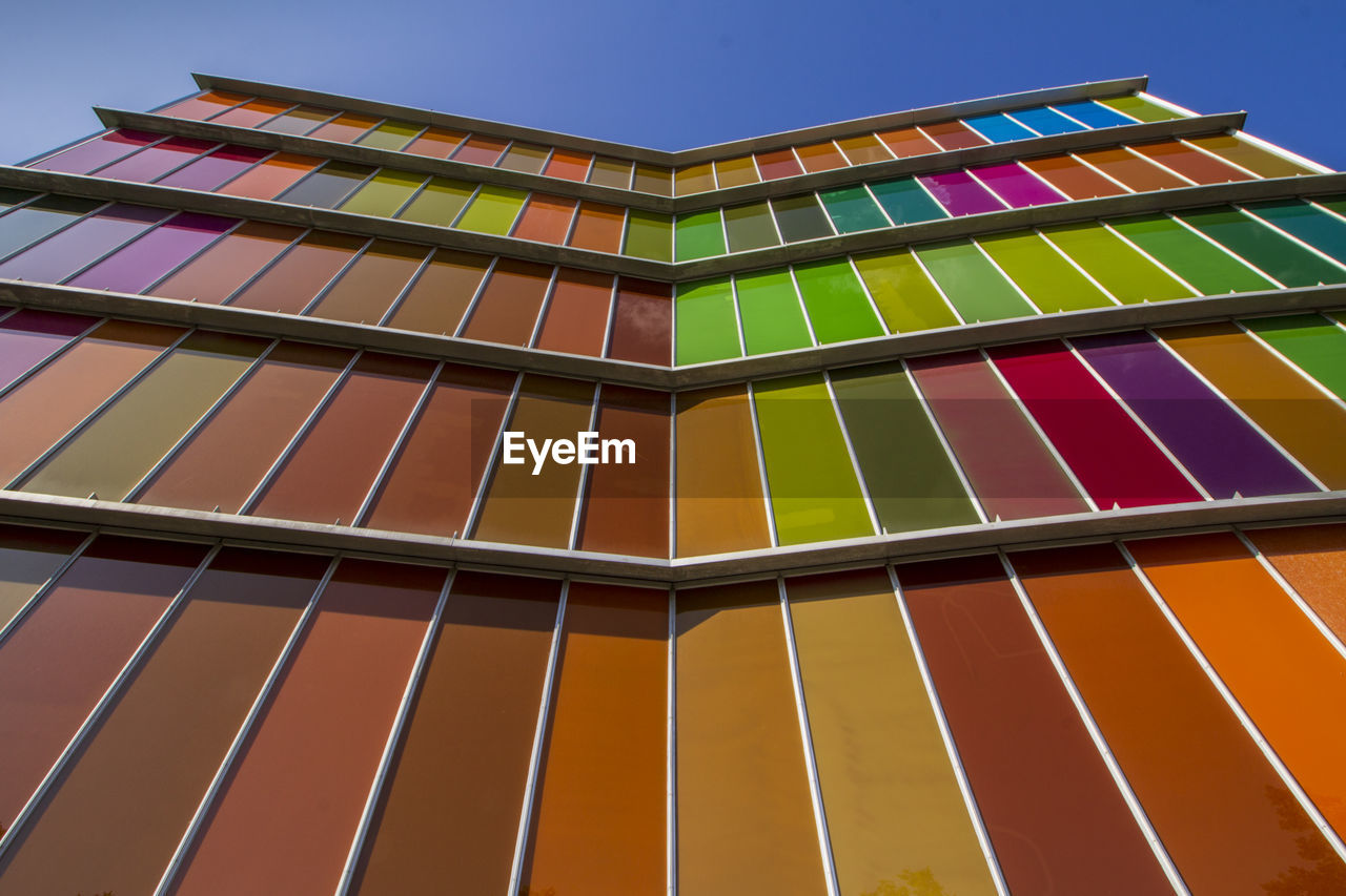 LOW ANGLE VIEW OF BUILDING AGAINST CLEAR SKY