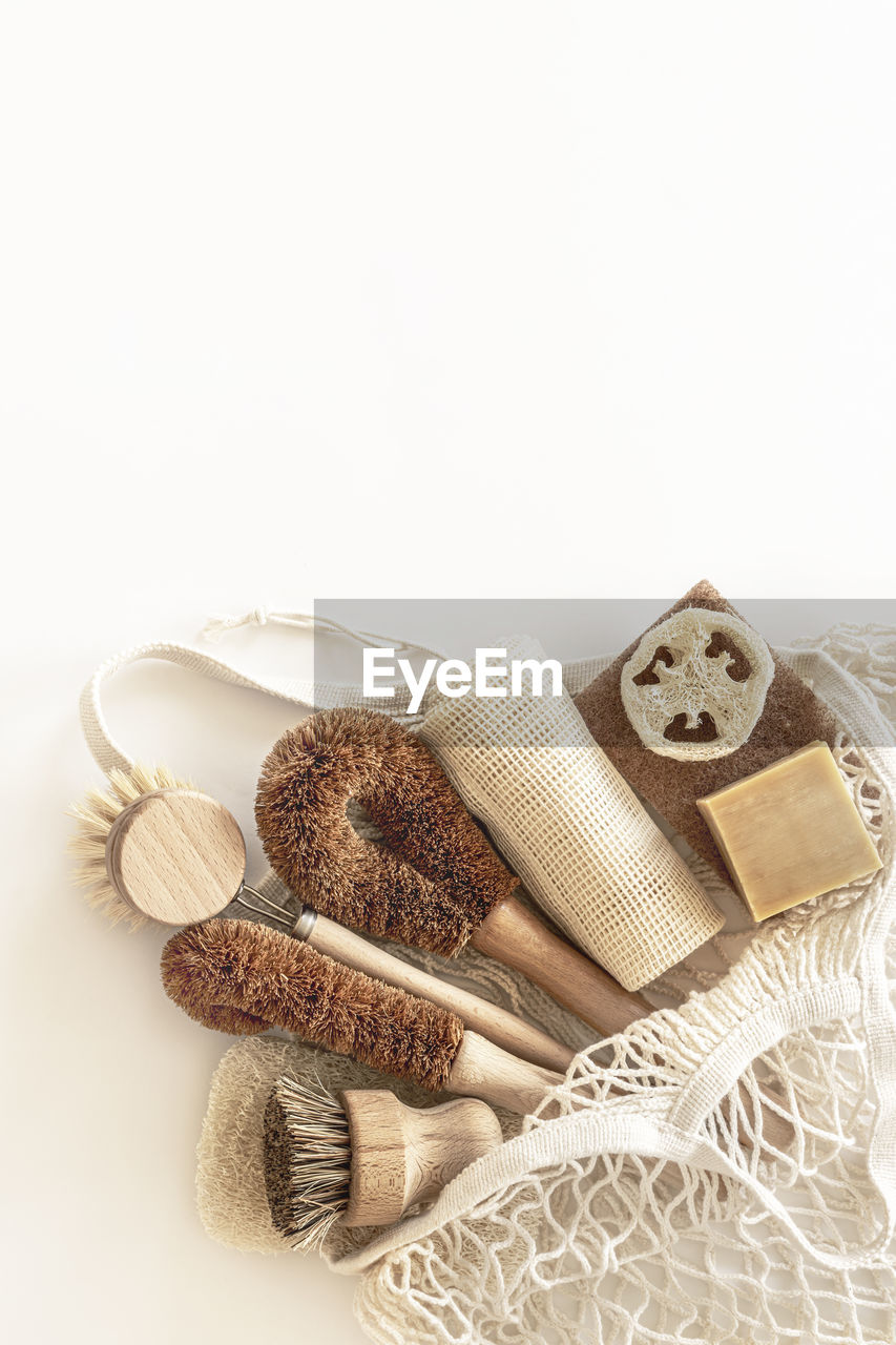 HIGH ANGLE VIEW OF CAKE ON WICKER BASKET