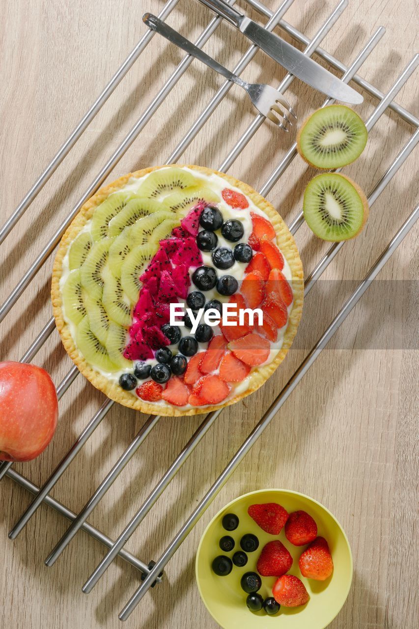 HIGH ANGLE VIEW OF FRUITS IN PLATE