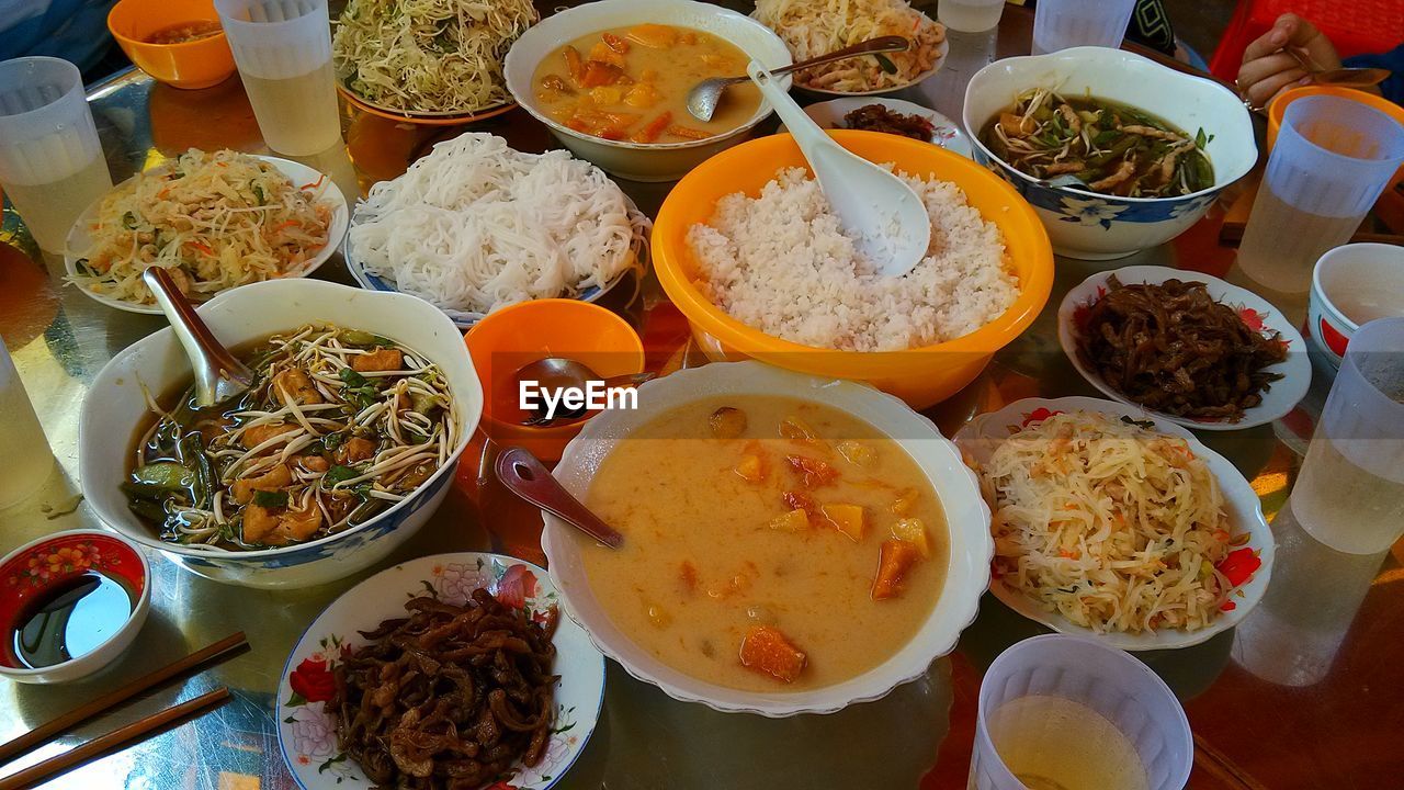 CLOSE-UP OF FOOD IN BOWL