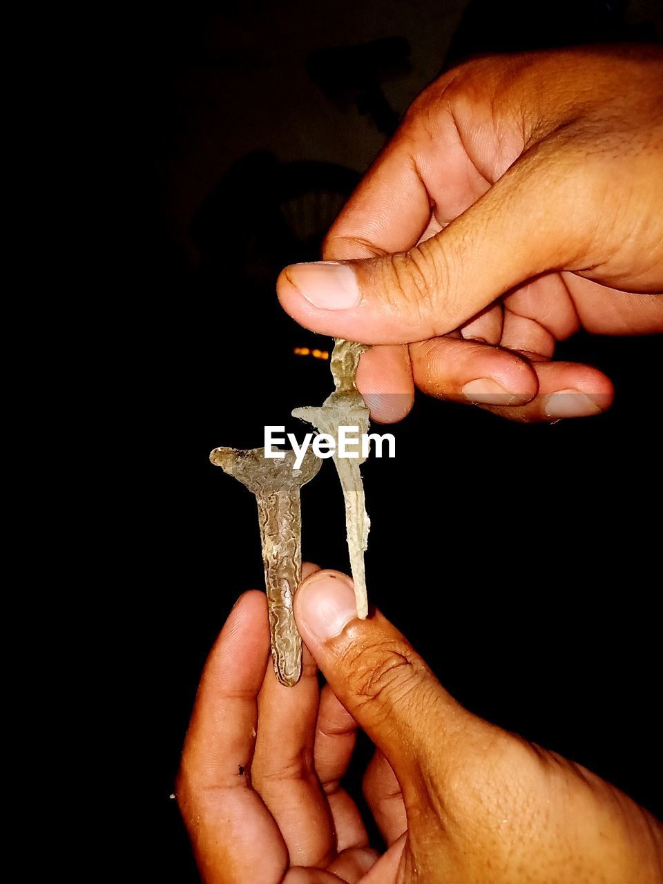 CLOSE-UP OF MAN HOLDING HANDS