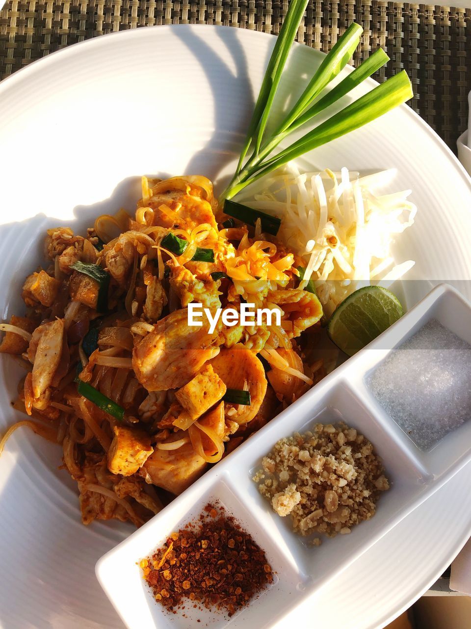 HIGH ANGLE VIEW OF FOOD ON TABLE