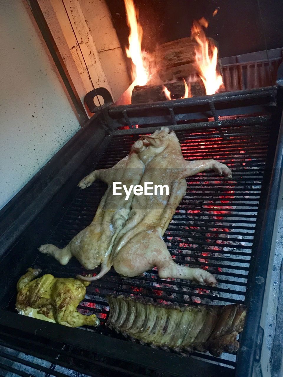 HIGH ANGLE VIEW OF MEAT IN CONTAINER