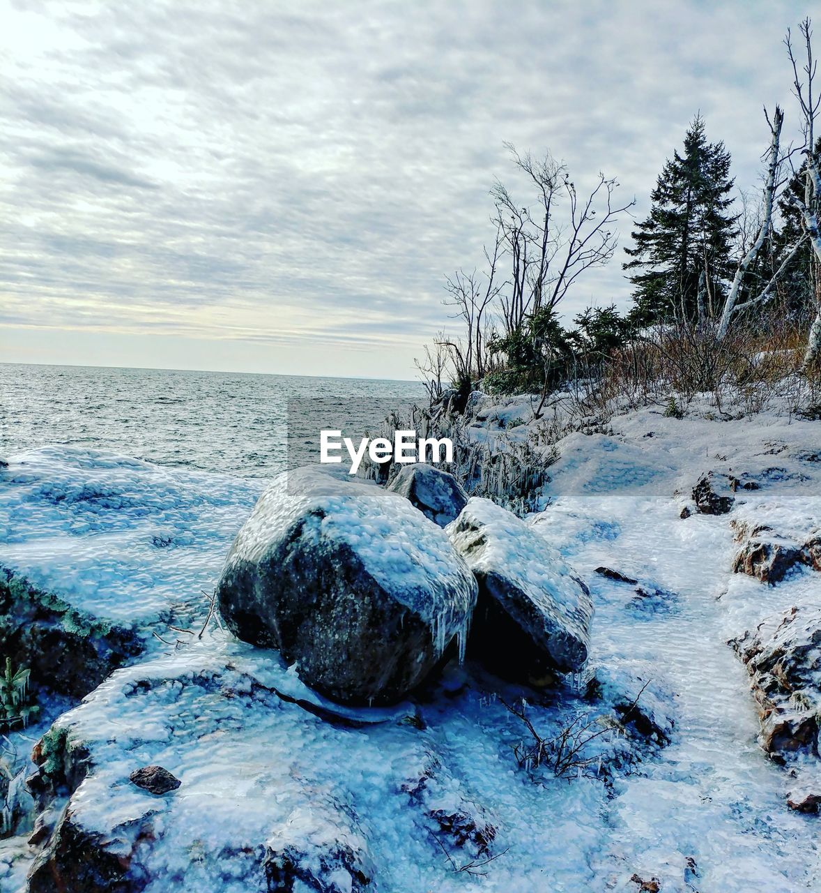 VIEW OF SEA AGAINST SKY DURING WINTER