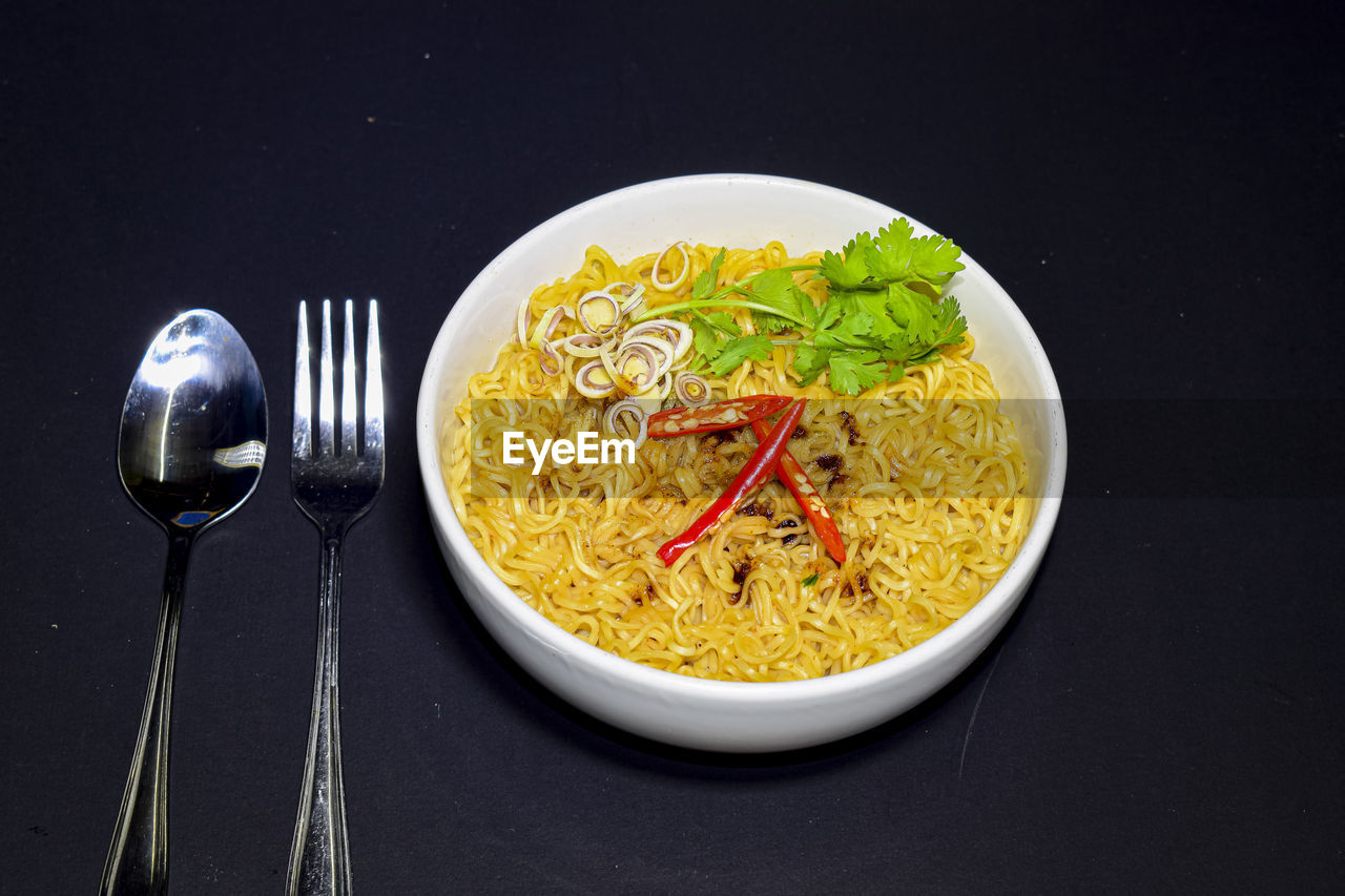 HIGH ANGLE VIEW OF TEA SERVED ON TABLE