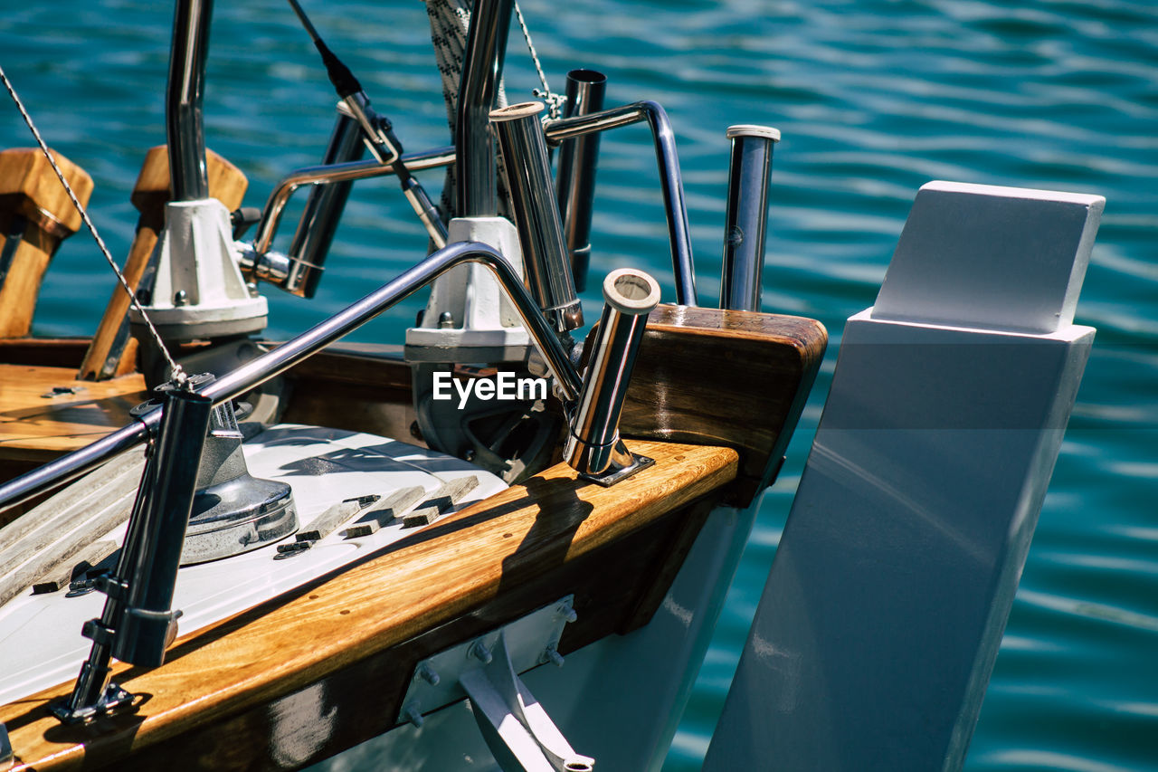 HIGH ANGLE VIEW OF SAILBOATS ON SEA