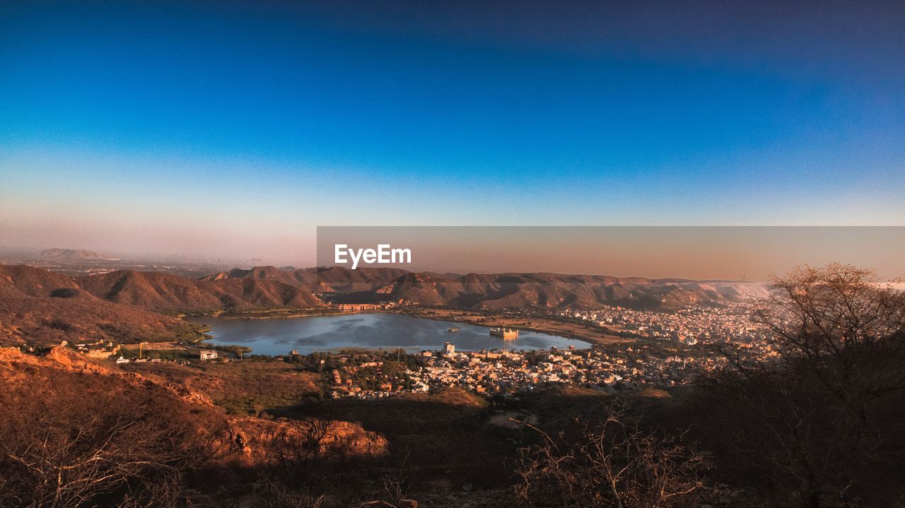 HIGH ANGLE VIEW OF CITYSCAPE AGAINST SKY