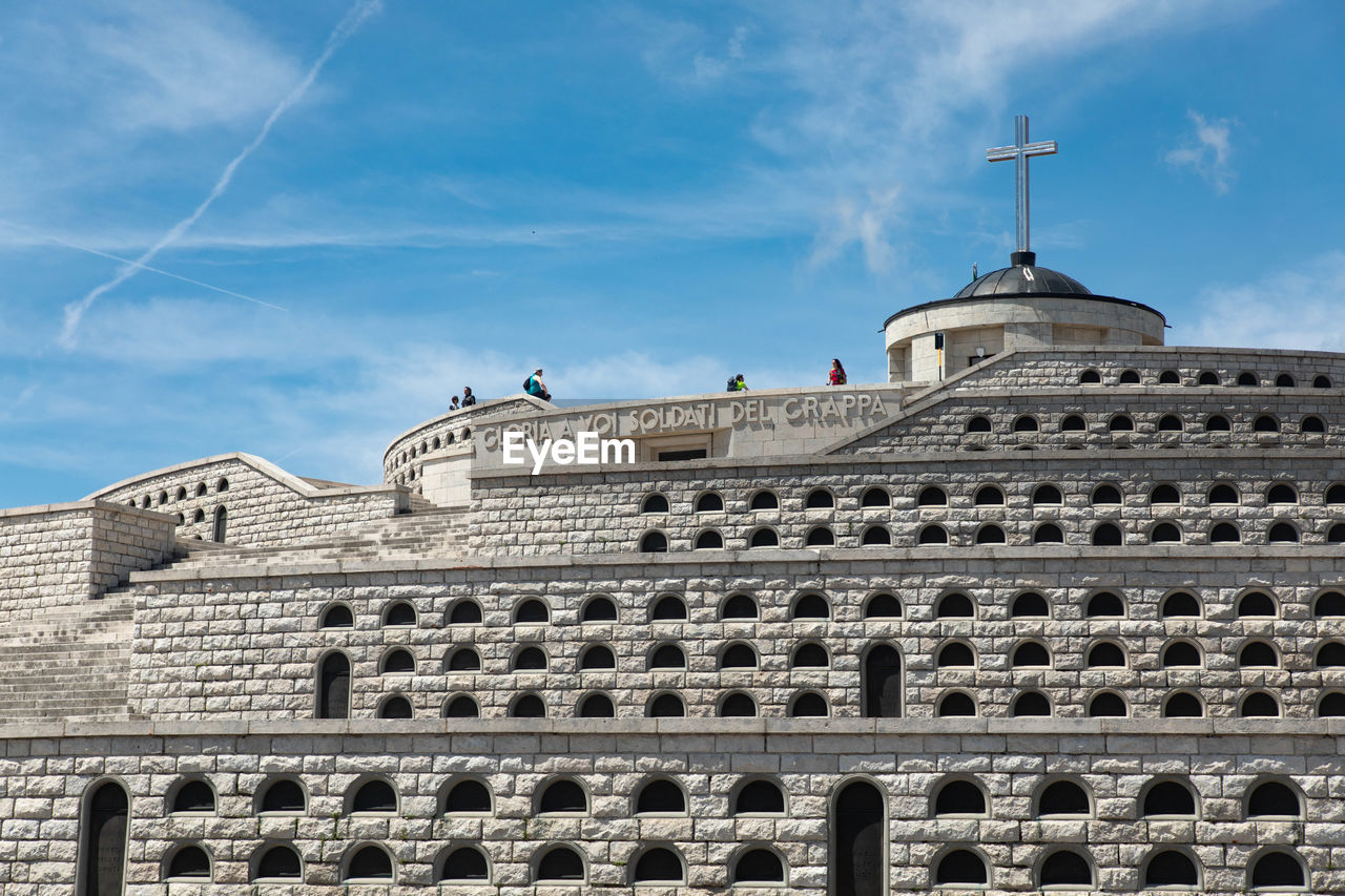 LOW ANGLE VIEW OF BUILDING AGAINST BLUE SKY