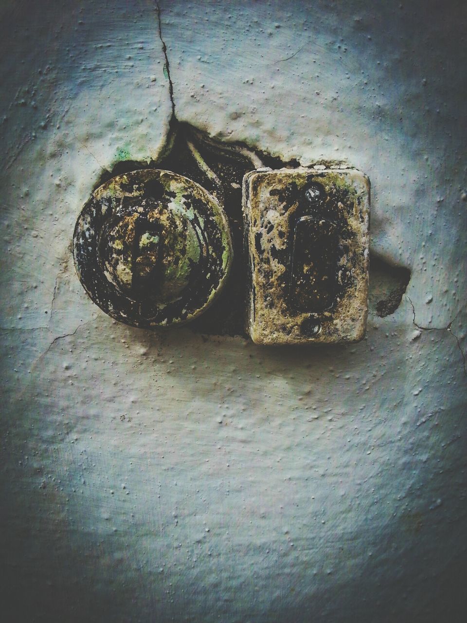 CLOSE-UP OF POT ON WOODEN WALL