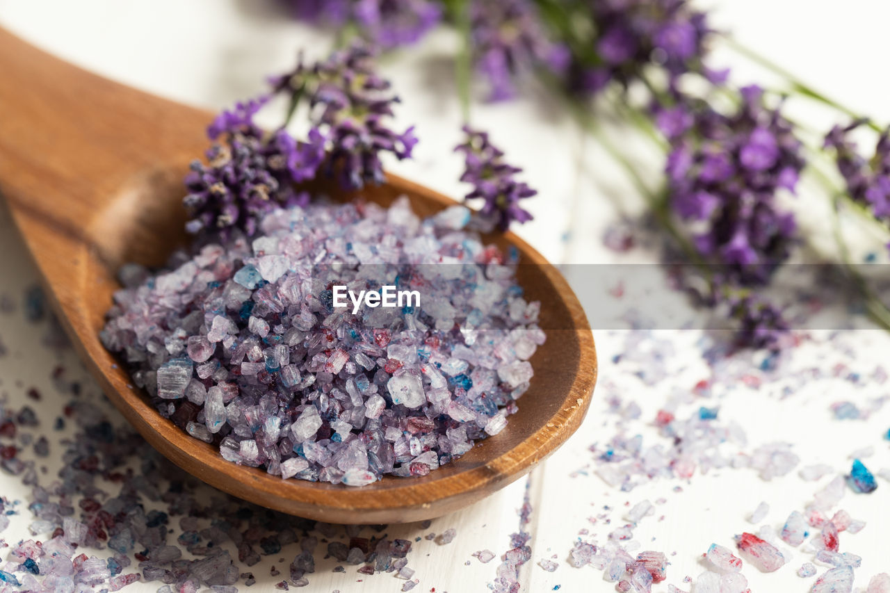 HIGH ANGLE VIEW OF LAVENDER IN BOWL ON TABLE