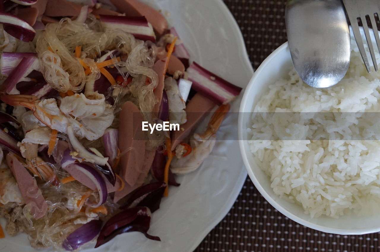 CLOSE-UP OF NOODLES IN BOWL