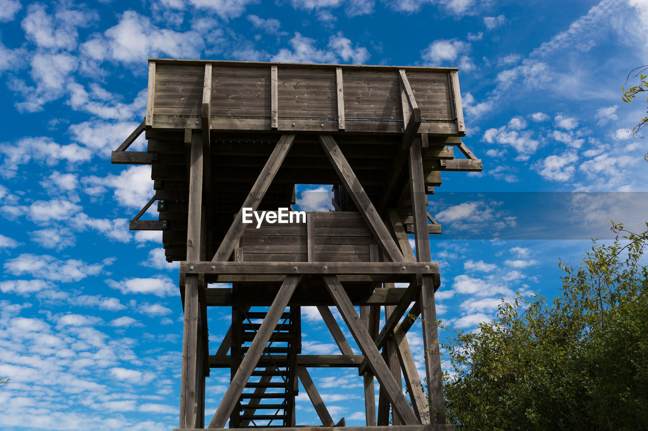 LOW ANGLE VIEW OF WATER TOWER AND BUILDING AGAINST SKY