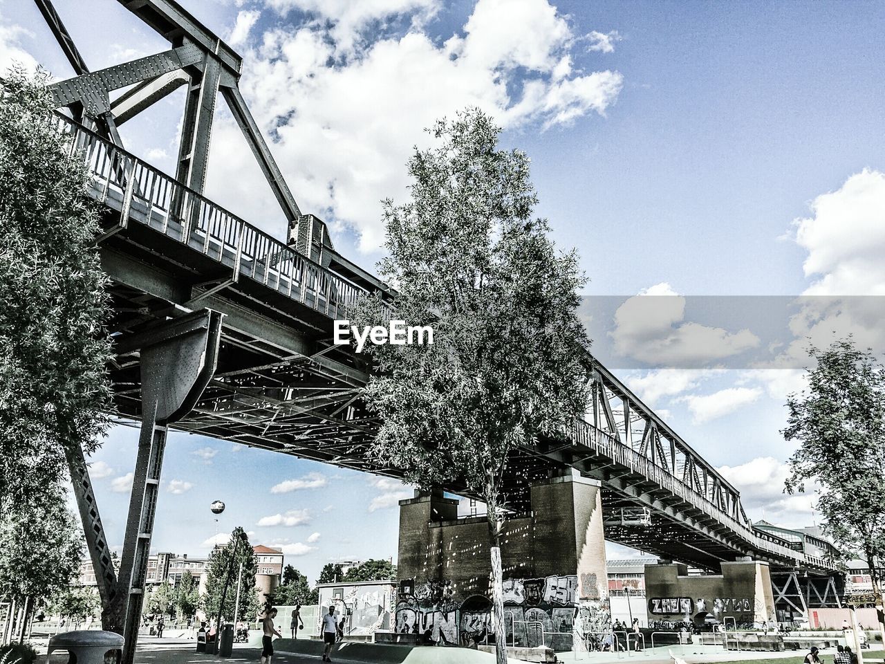 LOW ANGLE VIEW OF BUILT STRUCTURE AGAINST SKY