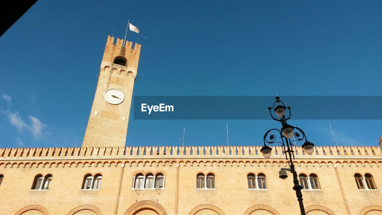 LOW ANGLE VIEW OF HISTORICAL BUILDING