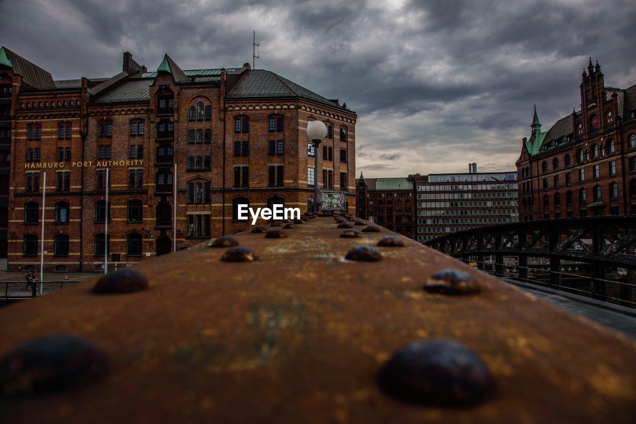 SURFACE LEVEL OF HISTORIC BUILDING IN CITY