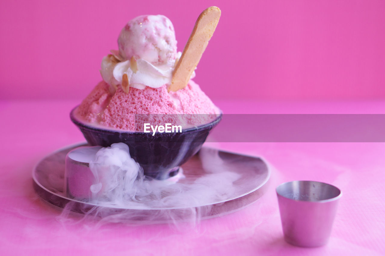 CLOSE-UP OF ICE CREAM IN GLASS BOWL