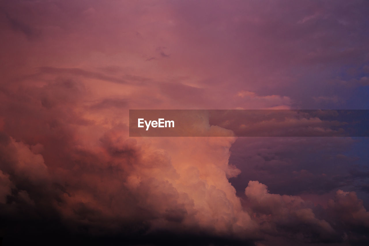 LOW ANGLE VIEW OF CLOUDS IN SKY DURING SUNSET