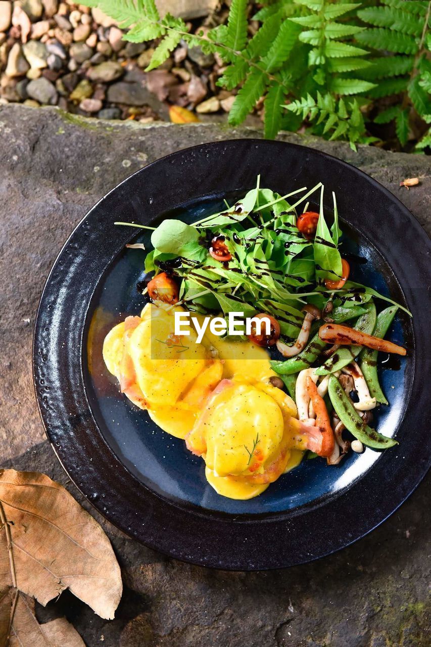 HIGH ANGLE VIEW OF FOOD ON TABLE