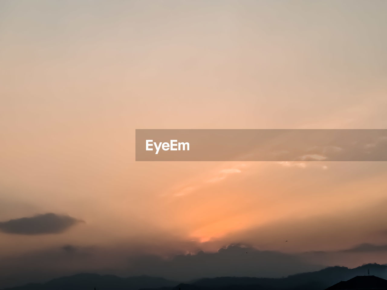 LOW ANGLE VIEW OF SILHOUETTE MOUNTAINS AGAINST SKY DURING SUNSET