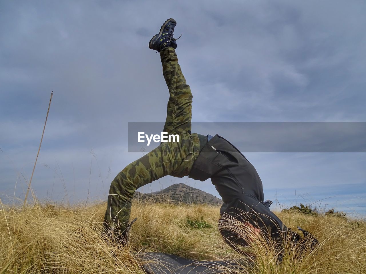 LOW ANGLE VIEW OF STATUE AGAINST SKY