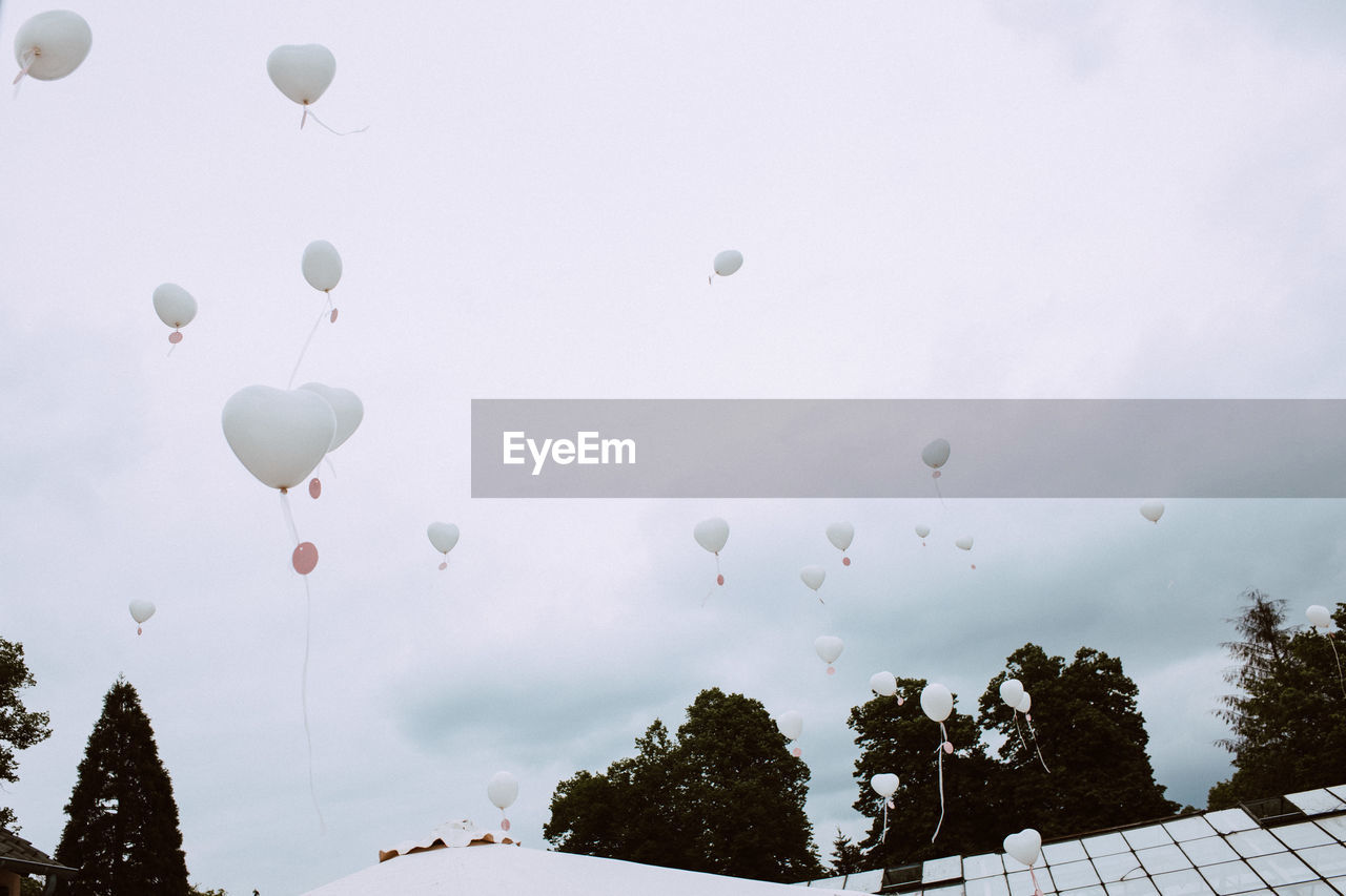 LOW ANGLE VIEW OF HOT AIR BALLOONS FLYING IN SKY