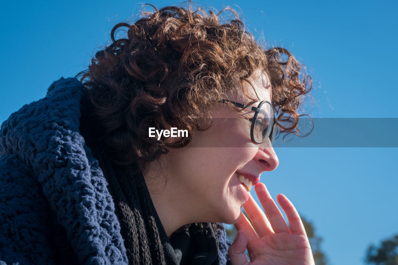 CLOSE-UP PORTRAIT OF YOUNG WOMAN LOOKING AWAY