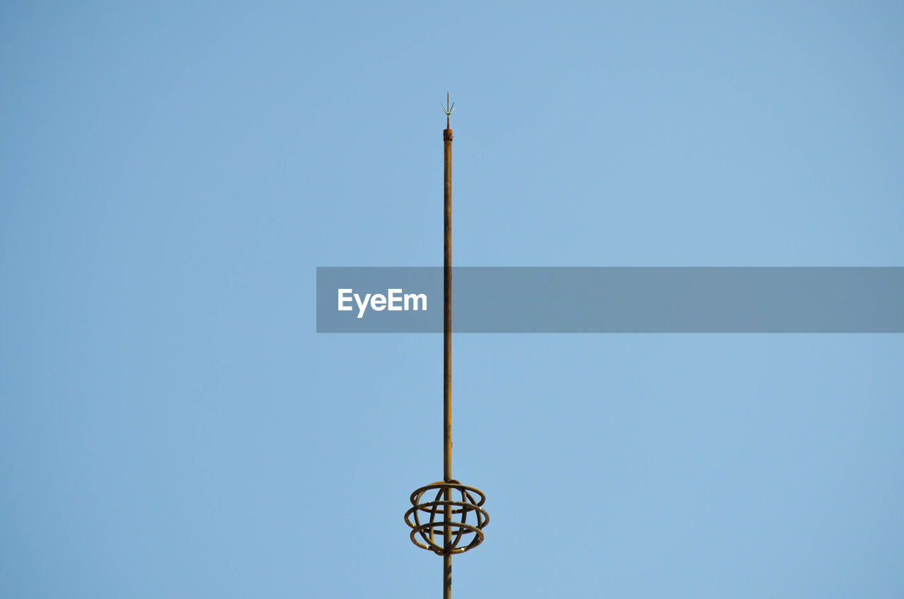 LOW ANGLE VIEW OF POWER LINE AGAINST CLEAR BLUE SKY