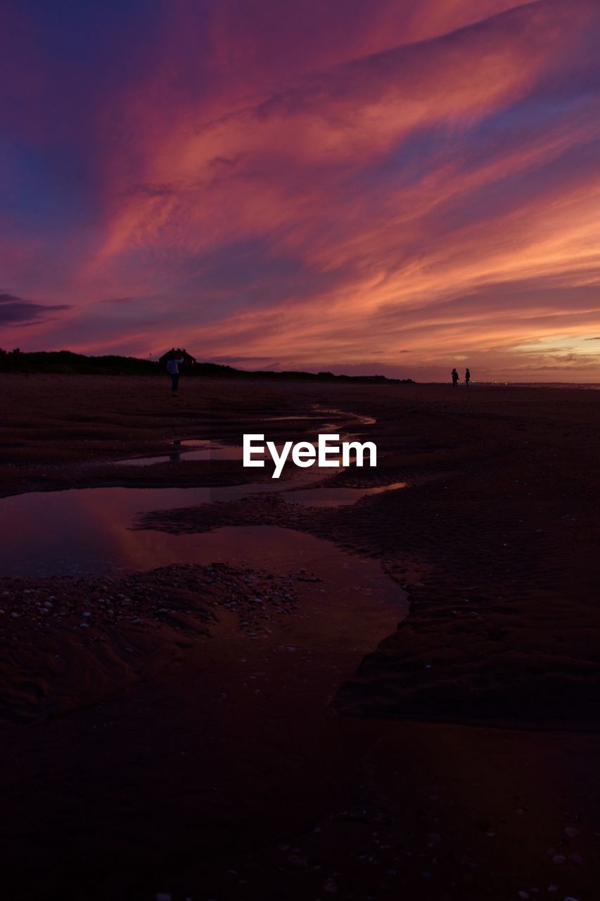 SCENIC VIEW OF DRAMATIC SKY OVER SEA DURING SUNSET