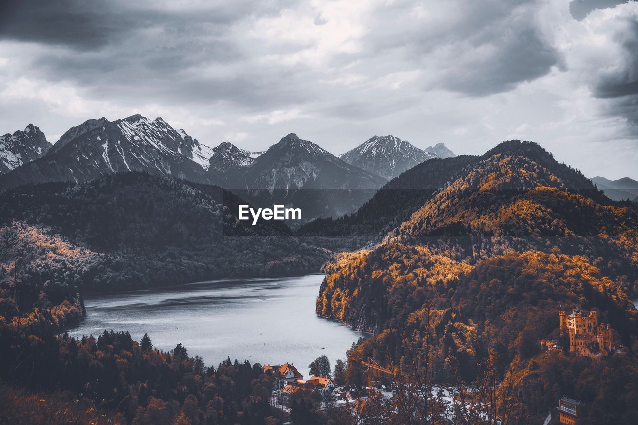 SCENIC VIEW OF LAKE AND MOUNTAINS AGAINST SKY DURING WINTER