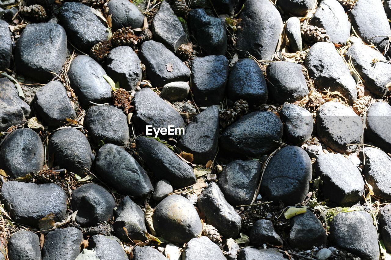 FULL FRAME SHOT OF ROCKS ON STONE